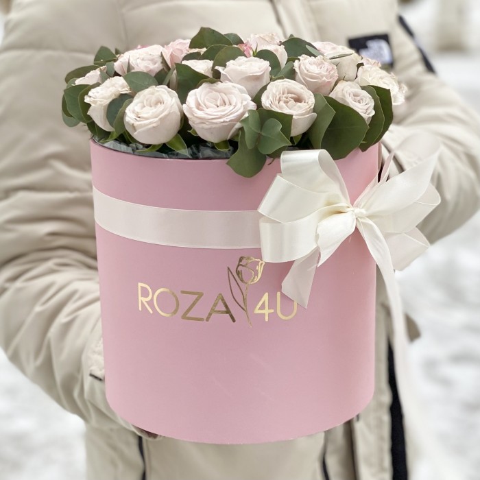 Розовые розы Энджел бомбастик с эвкалиптом в коробке